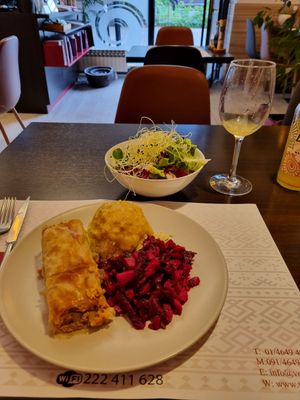 Seitan börek and carrots and beets, as well as a salad at Vegehop in Zagreb
