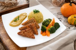 Panirani tofu sa sjemenkama - povrtni rižoto, pareno povrće, umak od avokada i limete  at Vegehop in Zagreb