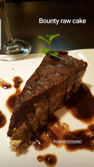 Bounty raw cake at Vegehop in Zagreb