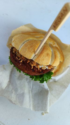 Fischbrötchen Alternative mit einem nicht fischigen Bürgerparty. Allerdings mit guter Remoulade. at Wattkieker in Wittmund