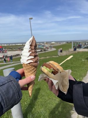 Veganes Softeis und vegane Frikadelle  at Wattkieker in Wittmund