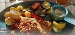 Rote Beete- und Süßkartoffel-Puffer mit Grillgemüse, Schwenkkartoffeln und veg. Remoulade at Wattkieker in Wittmund