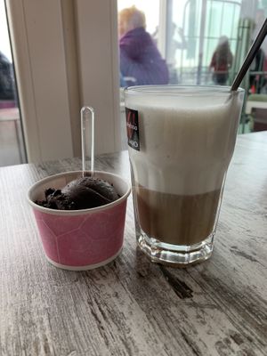 Latte mit Hafermilch und dark chocolate Eis at Wattkieker in Wittmund