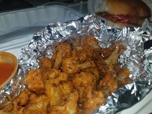 Cauliflower wings and the Jersey ch'z steik at Pappy's Juice Bar in Hawthorne