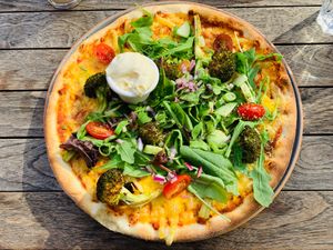 pizzor lilla sverige but vegan with extra broccoli at Elsas Lilla Krog in Karlskrona