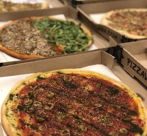 13 sabores de pizza at Pizza Vegana in Rosario