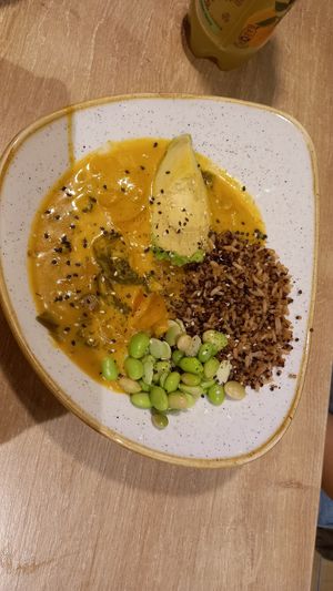 yellow avocado curry 12,55€ at Dean & David - Hauptbahnhof in Dusseldorf