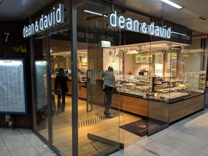 Storefront at Dean & David - Hauptbahnhof in Dusseldorf