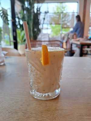 Juice met perzik, mango, passievrucht en kokos at Jimmy's in Gorinchem