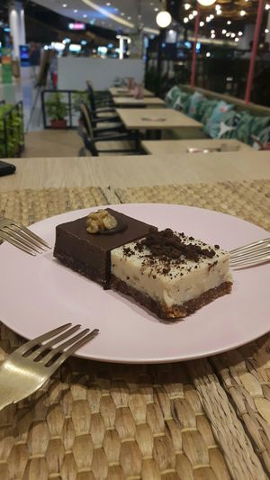Chocolate mousse and cookies & cream flavoured raw cakes at Eat Greens Cafe in Phuket