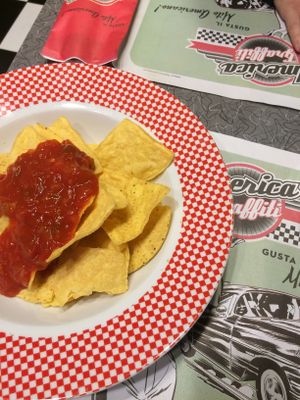 Nachos with Mexican salsa at America Graffiti in Due Carrare