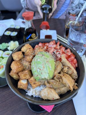Poke bowl tofu avec ajout d’aiguillettes de soja & maki vegan  at Eat Sushi in 