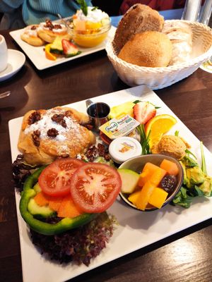 Veganes Frühstück 'Katmandu' für 13.90€, im Hintergrund das andere vegane Frühstück mit einem Fruchtpüree-müsli und eher in süß gehalten at Cafe Einstein in Ulm