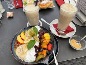 Breakfast bowl, Chai Latte and vegan milkshake at Cafe Einstein in Ulm