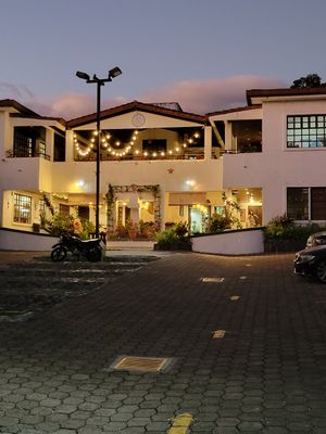 Outside in the evening at Kalpataru in San Salvador