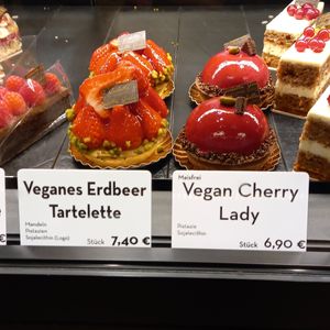 vegane törtchen at Isabella Glutenfreie Patisserie - Kö Galerie in Dusseldorf