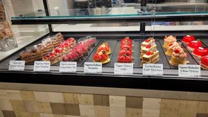 Kleine Kuchen at Isabella Glutenfreie Patisserie - Kö Galerie in Dusseldorf