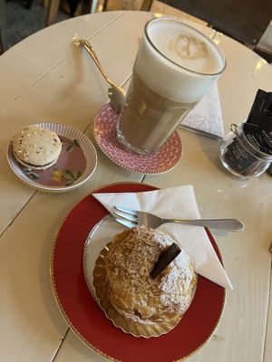Nuss-Nougat Macaron und Apfel-Mandel-Törtchen   at Isabella Glutenfreie Patisserie - Oberkassel in Dusseldorf