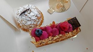 Veganes Apfel-Mandeltörtchen e Veganes Waldbeer Sweetie at Isabella Glutenfreie Patisserie - Oberkassel in Dusseldorf