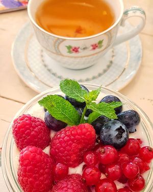 Sojajoghurt mit Granola und Beeren at Isabella Glutenfreie Patisserie - Oberkassel in Dusseldorf