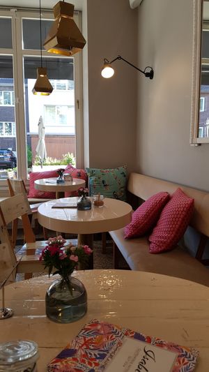 Das Café von innen at Isabella Glutenfreie Patisserie - Oberkassel in Dusseldorf