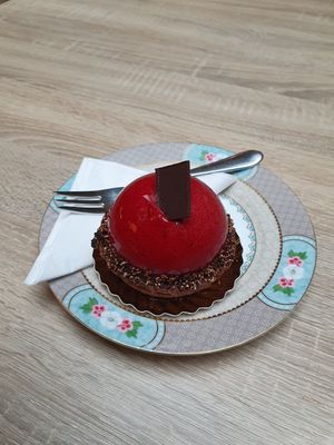 Vegan cherry lady at Isabella Glutenfreie Patisserie in Hamburg