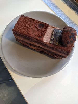 Veganer Dark Chocolate Truffle Cake (6,90€) - 4.5/5.  at Isabella Glutenfreie Patisserie in Hamburg