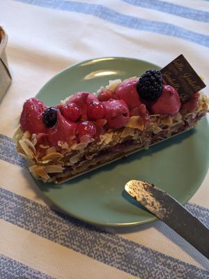 Veganes Waldbeer Sweetie (7,40€) - 5/5. at Isabella Glutenfreie Patisserie in Hamburg