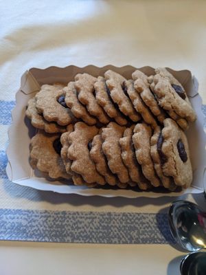 Vegane Dattel Biskuits (8,50€) - 4/5. at Isabella Glutenfreie Patisserie in Hamburg