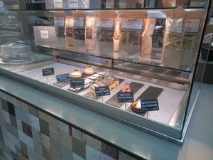 3 vegan options:
Veganes Waldbeer Sweetie (5,40 €)
Veganes Kokos Maracuja Tartelette (4,90 €)
Veganer Dark Chocolate Cake mit Schoko-Trüffel (4,90 €) at Isabella Glutenfreie Patisserie in Hamburg