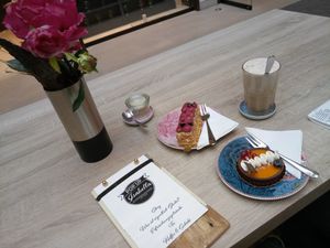 Veganes Waldbeer Sweetie (5,40 €)
Veganes Kokos Maracuja Tartelette (4,90 €)
Chai Latte with Almond Milk (3,90 € + 0,60 €)

So all for 14,80 € at Isabella Glutenfreie Patisserie in Hamburg