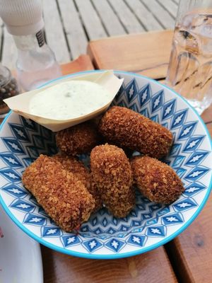 Vegan kroketjes filled with red beet and a very tasty dip at Kaap Noord in De Cocksdorp