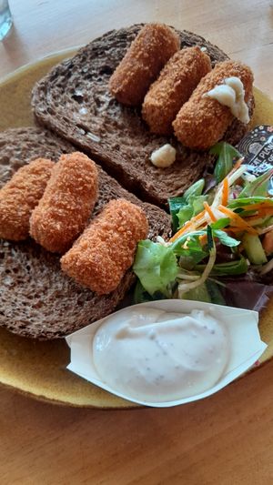 Vegan oesterzwam kroketjes on brown bread at Kaap Noord in De Cocksdorp