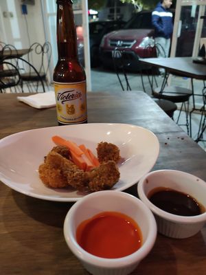 Alitas (la orden viene con más alitas, pero no nos aguantamos de comer varias antes de tomar la foto 😆) at Piachela in Queretaro