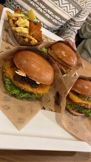 Vish+chips, the cheesy one, the no-meat-torious B. I. G and the veganizer at VINCENT - East Side Mall in Berlin