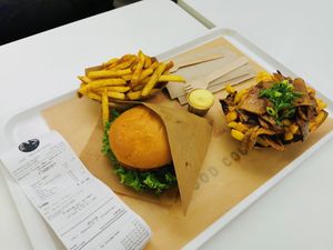 Hamburger with fries and kebab loaded fries at VINCENT - East Side Mall in Berlin