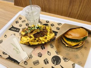 beyond meat burger, kebap fries & homemade limo at VINCENT - East Side Mall in Berlin