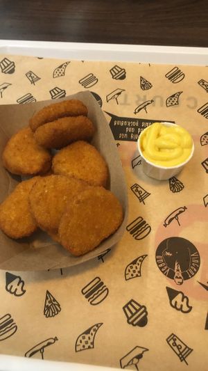 Vegan nuggets with curry mayo at VINCENT - East Side Mall in Berlin