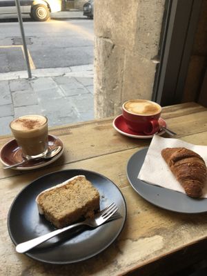 pumpkins spice (soy)latte, cappuccino di soia, lemon poppy loaf, brioches di farro e quinoa  at Filter in Pisa