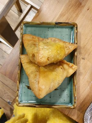 Veggie samosas at Singh in Paris