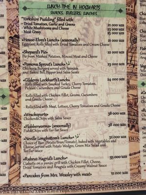 Veggie burgers labeled with 🌿. Cheese can be removed at Potter Mania in Tashkent