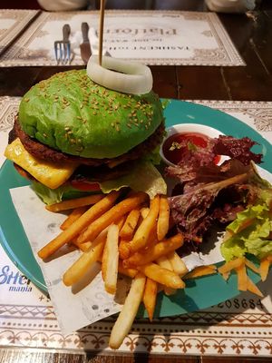 "Vegan burger Hufflepuff" ⚠️ it says vegan but it has cheese. It can be removed at Potter Mania in Tashkent