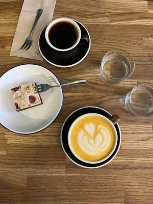 Cheesecake-Brownie mit Himbeeren und Golden Latte  at Bohemian Kids Café in Leipzig