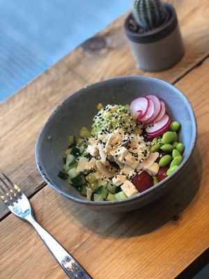 Poke bowl with tofu and quinoa at Poke Tiki in Antwerpen