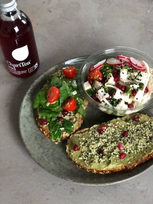 The bowl and the drink are frome here (the take out option) at Poke Tiki in Antwerpen