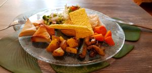 Assiette Samoussas Vegan at Bien-être et Petit Plat in Marseille