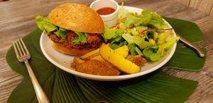 Vegan burger at Bien-être et Petit Plat in Marseille