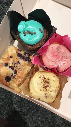 cupcakes chocolate-mint, cotton candy, speculoos. and a pistachio cake at French Made in Tienen