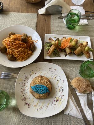 espaguetis con albondigas, “cigarro marroquí” y Pastilla Tradicional con Carne de Soja. Increible. El mejor sitio para un Vegano en Marrakech. sitio precioso lleno de paz    at Koulchi Zine in Marrakech