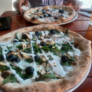 Pizza espinaca verde und pizza patata vegana at Sotto in Berlin